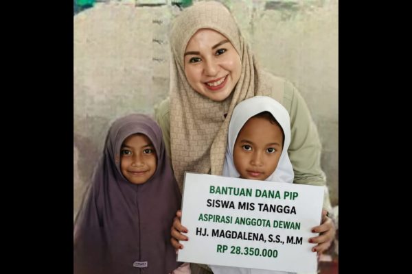 Hj Mahdalena salurkan beasiswa bagi siswa madrasah di Pulau Sumbawa.