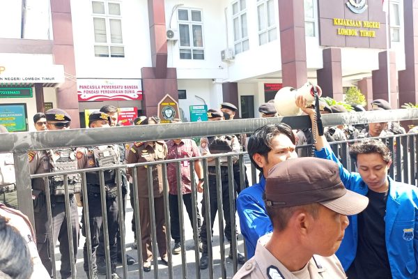 Massa aksi layangkan tuntutan di depan Kantor Kejaksaan Lombok Timur. Foto. Ist