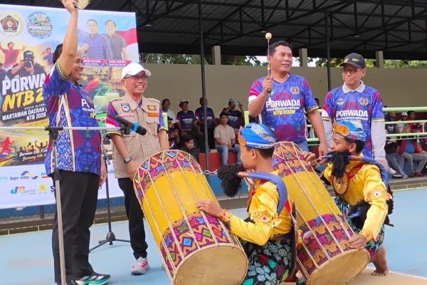 Kepala Dinas Kominfotik NTB, Dr. H. Ahsanul membuka Porwada dengan ditandai dengan pemukulan gendang belek. Foto. Ist
