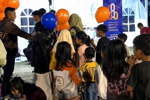 Anak-anak antusias menukar balon dengan sampah di lokasi Festival Pesona Dana Mbojo.