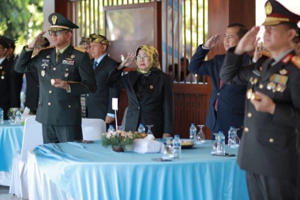 Ketua DPRD NTB, Hj Baiq Isvie Rupaeda SH MH menghadiri apel HUT Bhayangkara ke 80 di Polda NTB.