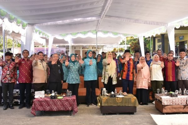 Foto bersama Wagub NTB, Kadis Kesehatan NTB dan sejumlah pejabat pada kegiatan launching intervensi stunting serentak pencegahan dan percepatan penurunan stunting tahun 2026 di Desa Lendang Nangka Utara, Masbagik Lombok Timur.