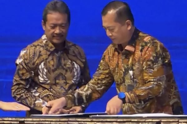 Gubernur NTB Lalu Muhamad Iqbal bersama Menteri Kelautan dan Perikanan RI Sakti Wahyu Trenggono menandatangani Nota Kesepakatan dengan Kementerian Kelautan dan Perikanan (KKP) RI di kantor Kementerian Kelautan dan Perikanan, Jakarta, Kamis 2/7/2026 (foto kicknews.today/adpim)