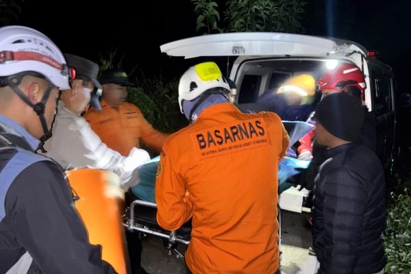Tim SAR evakuasi seorang pendaki di Sembalun Lombok Timur alami hipotermia. Foto. Ist