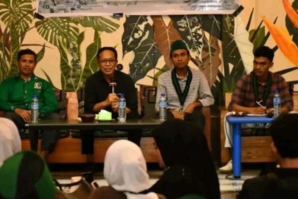 Sekda Lombok Timur, H.M Juaini Taofik saat berdialog dengan kader dan senior HMI. Foto: Dok. Pemda