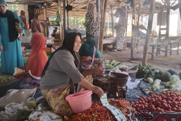 Miyati, seorang pedagang di pasar induk Kuripan Lombok Barat. (Foto kicknews.today/wn)