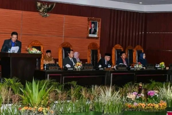 Rapat paripurna rancangan peraturan daerah Lombok Timur. Foto: Ist