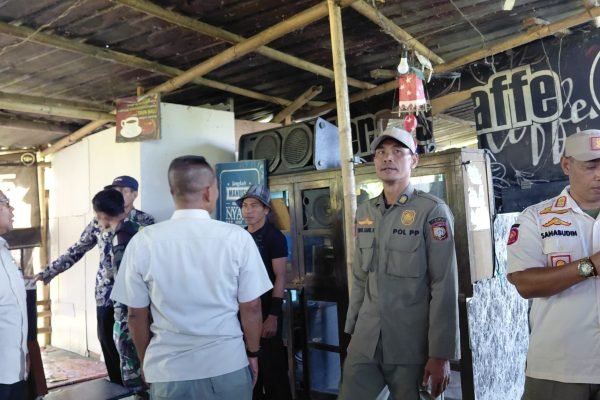 SatPol PP Lombok Timur dan Pemerintah Desa Lenek Lauk setempat melakukan pembongkaran sebuah cafe. Foto. Ist