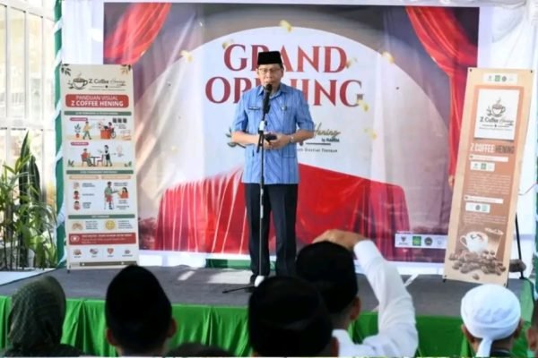 Wakil Bupati Lombok Timur, H. Moh. Edwin Hadiwijaya saat grand opening kedai kopi di Pancor. Foto. Dok. Pemda
