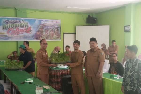 Kepala Dinas Pertanian dan Ketahanan Pangan NTB, Lalu. Mirza dan bersama Kepala SMKPP Negeri Mataram, Sugiarta, menyerahkan secara simbolis bibit cabai kepada salah satu guru. (foto kicknews.today/wn)