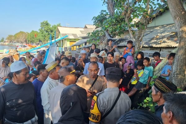 Warga dan petugas saat evakuasi mayat korban. Foto. Ist