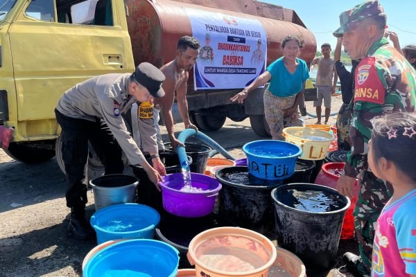 Penyaluran air bersih dilakukan oleh Bhabinkamtibmas dan Babinsa Desa Tanjung Luar Lombok Timur. Foto. Ist