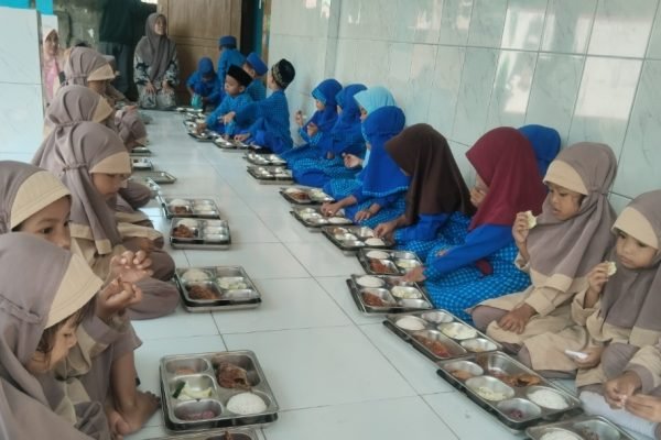 Murid sekolah TK Darul Furqon desa Kuripan Timur saat menyantap menu MBG (Foto kicknews.today/wn)