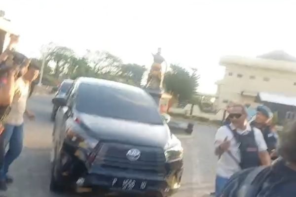 Situasi saat kendaraan yang ditumpangi Bupati LAZ berangkat menuju Jakarta. (foto kicknews.today/ist)