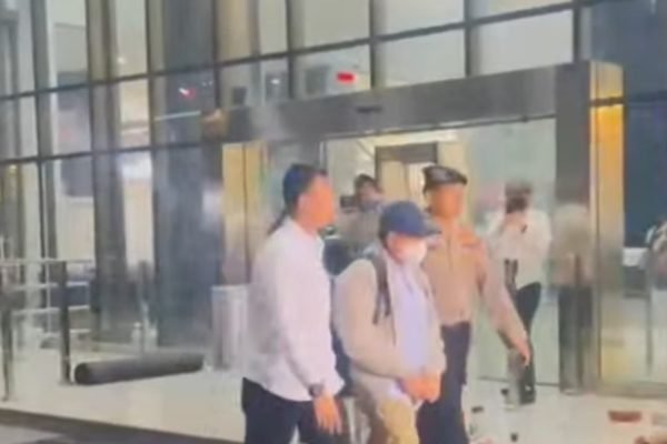 Bupati Lombok Barat Lalu Ahmad Zaini tiba di gedung KPK Jakarta. (foto kicknews.today/ist)