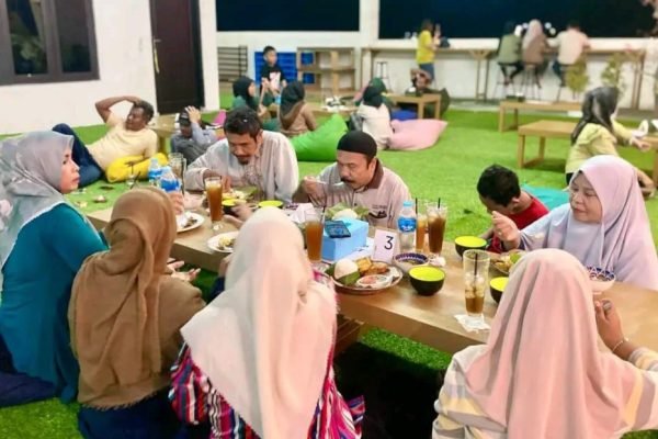 Selaksa Rasa Cafe & Resto hadir dengan konsep modern yang memadukan panorama alam, fasilitas keluarga, serta beragam pilihan menu dengan harga terjangkau.