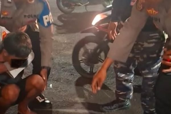 Pelaku pengedar sabu dan barang bukti diamankan oleh jajaran Polres Lombok Timur. Foto. Ist