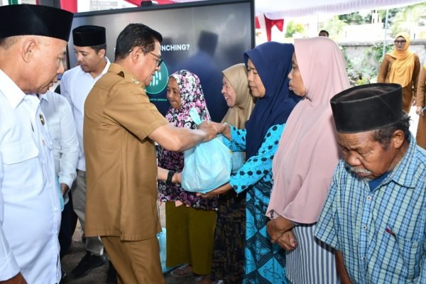 Acara Refleksi Satu Tahun Pengabdian Baznas Lombok Timur dirangkaikan dengan pendistribusian bantuan. Foto. Ist