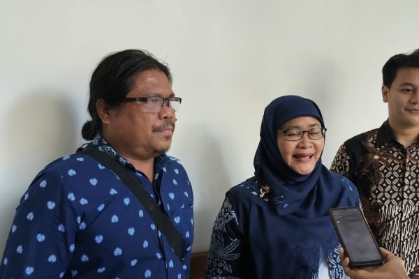 Ketua Himpaudi NTB, Usman dan Perwakilan Tim Pengabdian Masyarakat Fakultas Psikologi, UNY, Dr. Rita Eka Izzaty, M.Si. Foto. Ist