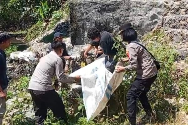 Korban terjatuh di jembatan perbatasan Pancor-Sekarteja dievakuasi. Foto. Ist