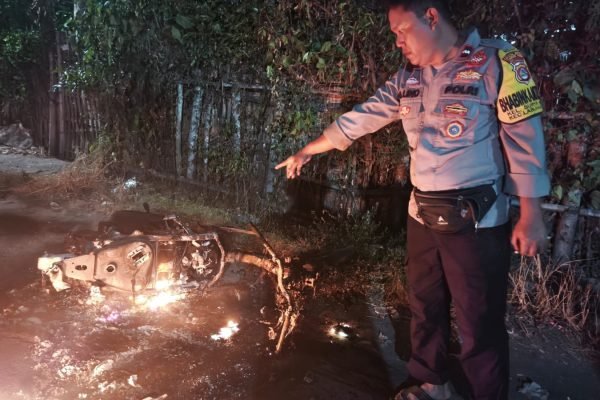 Motor terduga pelaku perzinahan dibakar massa di Labuhan Haji Lombok Timur. Foto. Ist