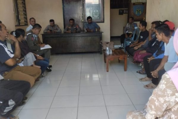 Mediasi kedua belah pihak kasus perzinahan di Labuhan Haji Lombok Timur. Foto. Ist