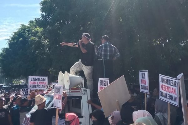 Ribuan massa unjuk rasa depan Mapolres Lombok Timur. Foto. Ist
