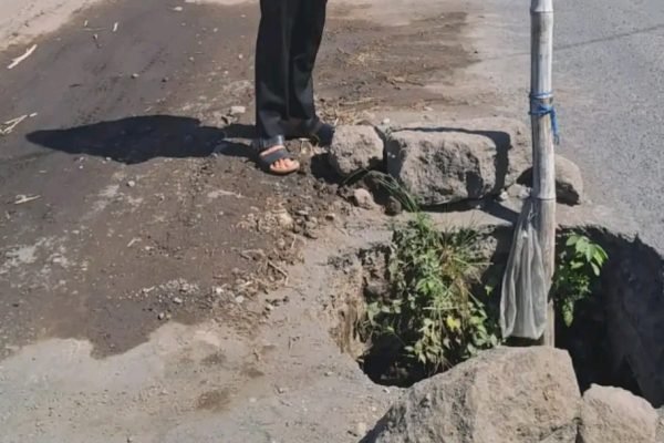 Jalan berlubang di Lenek Lauk menuju ke Labuhan Haji. Foto. Pemda