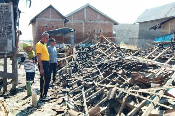 Satu rumah warga di Desa Soro Kecamatan Lambu Kabupaten Bima ambruk akibat gempa M 7,7.
