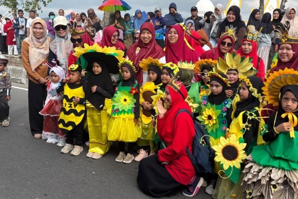Siswa-siswi TK Yusuf Abdussatar Kediri Lombok Barat saat berfoto bersama dengan Wakil Bupati Lobar Hj Nurul Adha. (foto kicknews.today/wn)