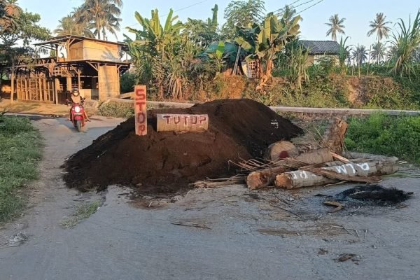 Aksi blokade jalan menggunakan tumpukan pasir oleh warga Kalijaga Timur. Foto. Ist