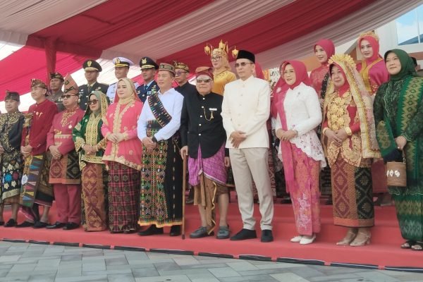Gubernur NTB Dr H Lalu Muhamad Iqbal saat sesi foto bersama usai upacara HUT RI di halaman Kantor Gubernur NTB. (foto kicknews.today/adpim)