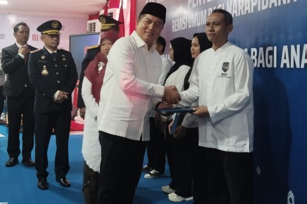 Gubernur NTB, Lalu Muhammad Iqbal saat menyerahkan SK remisi yang didampingi Kepala Kantor Wilayah Ditjenpas NTB, Ketut Akbar Herry Achjar dan Wakil Bupati Lombok Barat Hj Nurul Adha kepada perwakilan warga binaan di Lapas Kelas IIA Lombok Barat, Senin 17/8 (foto kicknews.today/wn)