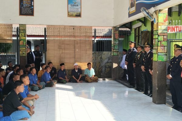 Bupati Lombok Timur, H. Haerul Warisin saat kunjungi para napi yang mendapatkan remisi. Foto. Ist