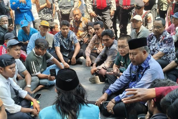 Massa aksi ditemui langsung oleh Wakil Bupati Lombok Timur. Foto. Ist