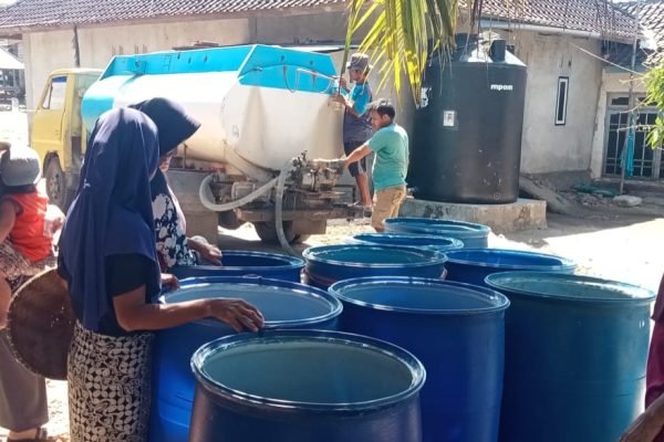 Dilanda kekeringan, warga Jerowaru Lombok Timur terpaksa beli air untuk bertahan. Foto. Ist