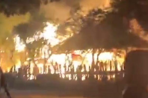 Situasi Rumah Adat Desa Sade Lombok Tengah terbakar pada Sabtu malam. (foto kicknews.today/ist)