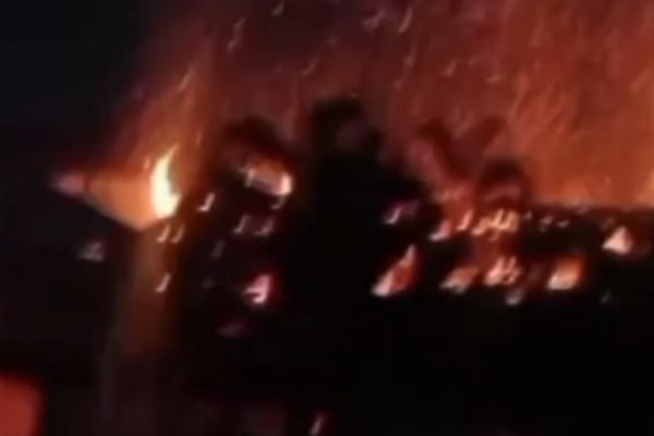 Kobaran api membakar sejumlah bagian bangunan di kompleks MA Mu’allimin NW Anjani, Kecamatan Suralaga, Lombok Timur, Minggu malam (23/8/2026). Petugas pemadam kebakaran bersama aparat kepolisian masih melakukan penanganan di lokasi. Foto: Istimewa