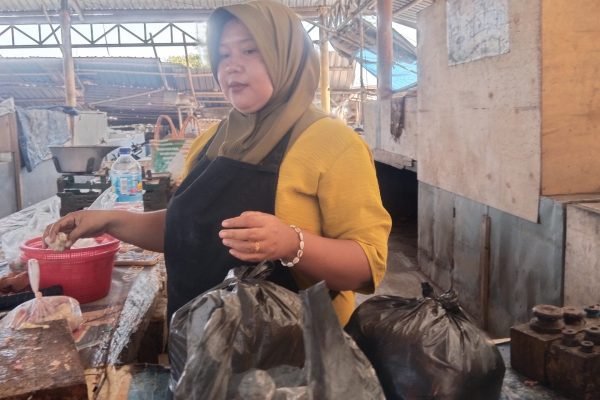 Yant, pedagang ayam di Pasar Kuripan Lombok Barat. (foto kicknews.today/wn)