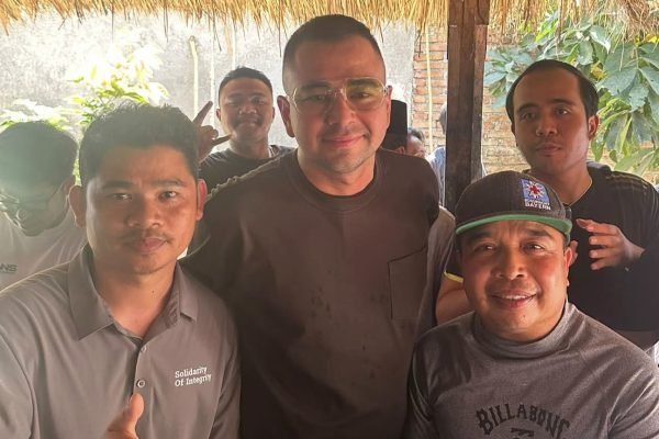 Raffi ahmad saat berkunjung ke Desa Sade Kecamatan Pujut Kabupaten Lombok Tengah. (foto Facebook Anom SeJe Goyak X)
