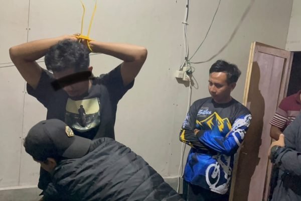 Pelaku pengedar narkoba inisial AS digeledah Tim Opsnal Satresnarkoba Polres Lombok Timur. Foto. Humas Polres