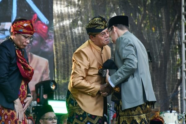 Wabup dan Bupati Lombok Timur, H. Haerul Warisin serta TGB. Dok. Foto. Pemda Lombok Timur