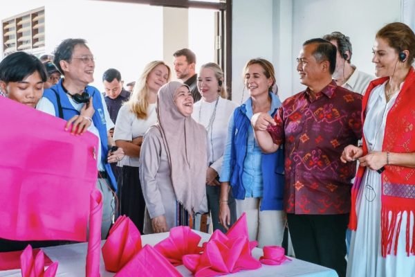 Yang Mulia Putri Mahkota Swedia, Victoria Ingrid Alice Desiree di dampingi gubernur NTB Dr H Lalu Muhamad Iqbal saat mengunjungi SMKN 1 Pemenang dan Puskesmas Pemenang, Sabtu 5/9 (foto kicknews.today/adpim)