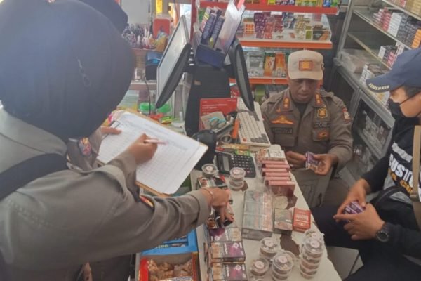 Petugas Satpol PP Lombok Timur saat menyita rokok ilegal dalam operasi gabungan. Foto: Dok. Humas Satpol PP Lombok Timur.