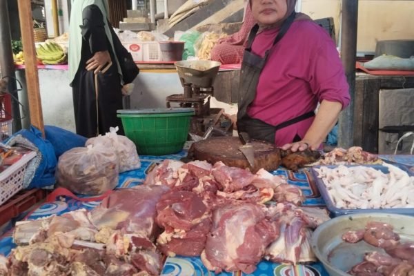 Sumarni, pedagang daging sapi di pasar karang jasi kota Mataram (foto kicknews.today/wn)