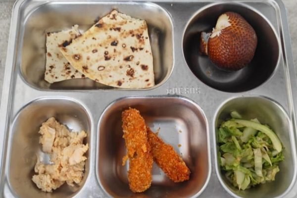 Menu MBG yang dimakan siswa-siswi di Lombok Tengah. (foto kicknews.today/ist)