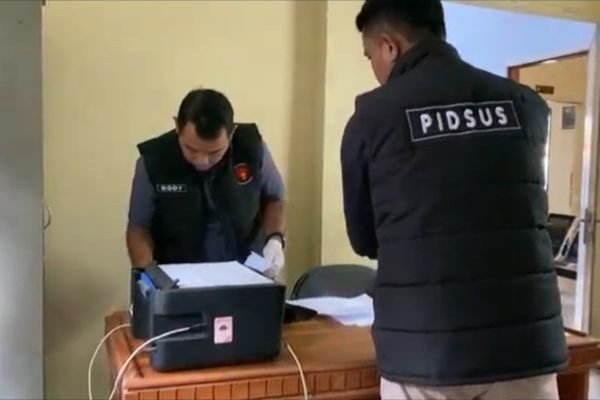 Tim pidsus Kejaksaan Negri Lombok Timur melakukan pemeriksaan atau penyelidikan di kantor Desa Kotaraja. Foto. Ist