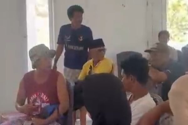 Sejumlah warga menyampaikan aspirasi di kantor Desa Ekas Buana Lombok Timur.Foto. Ist