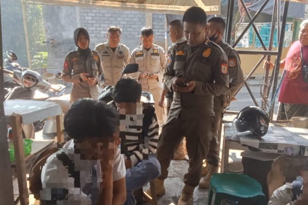 Puluhan pelajar ditemukan bolos di warung saat jam belajar. Foto. Humas