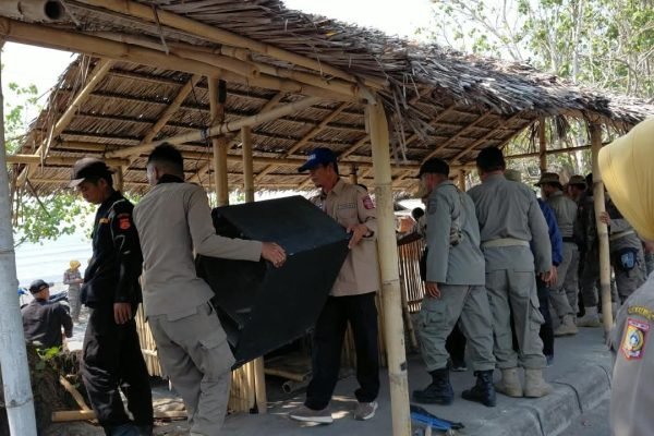 Lapak remang-remang saat dibongkar SatPol PP Lotim. Foto. Humas